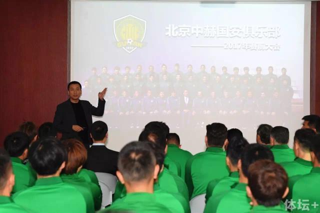 “暖日可期”预告则从鱼缸中的鱼作为切入点，窄小鱼缸中依然努力生存的鱼、案板上还在奋力挣扎的鱼、桥底下努力跟上鱼群的鱼......渗透在多个场景中鱼的意象想折射的其实是努力生活的芸芸众生，虽然时常面朝风雨，却依然心向阳光